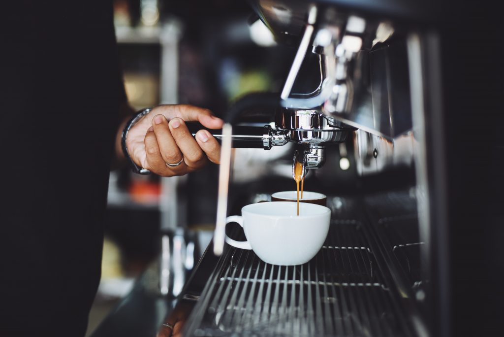 Parzenie espresso, Kawa Caffe crema - czym się różnią?